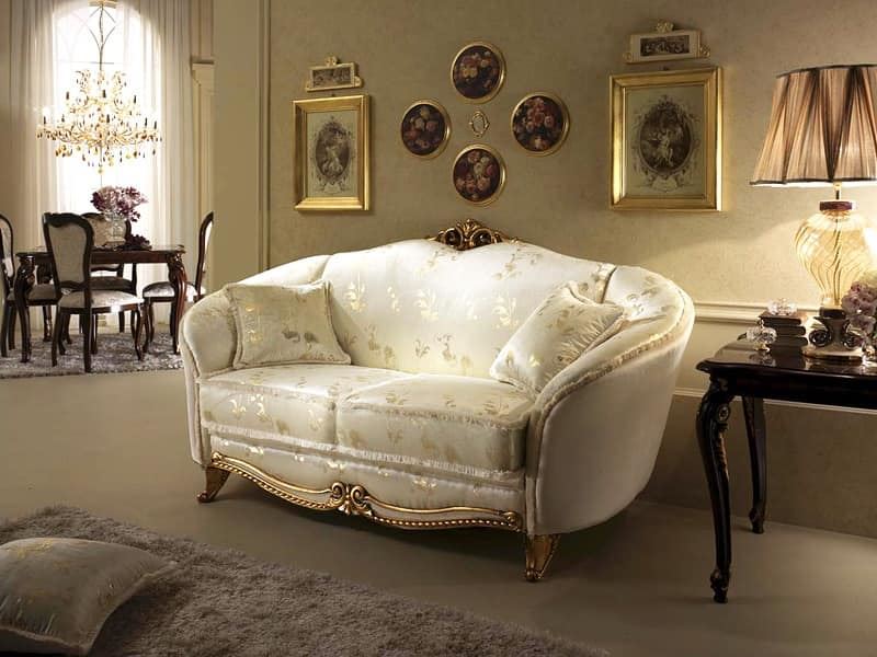 Мягкий классический диван
