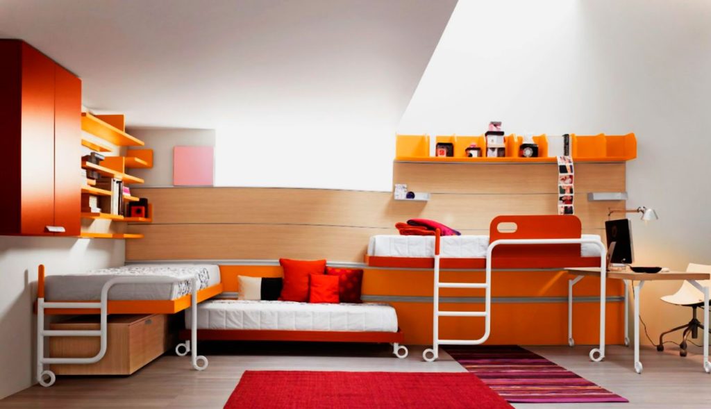 Фото детской комнаты с тремя кроватями в интерьере