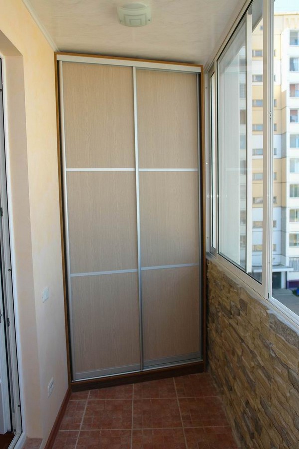 Угловой шкаф на балкон