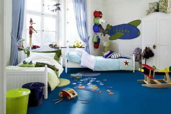 Детская спальня с синим полом