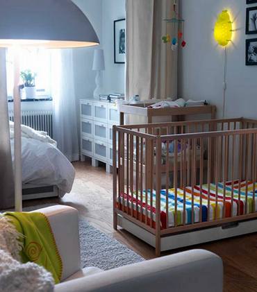 Дизайн спальни с детской зоной, где разграничение производилось при помощи обычной занавеси.
