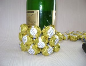 Клеем конфеты на бутылку шампанского 