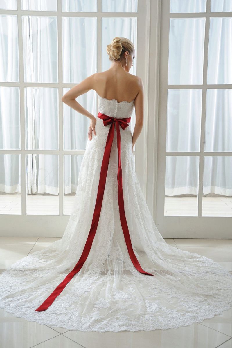 Свадебное платье с красным бантом