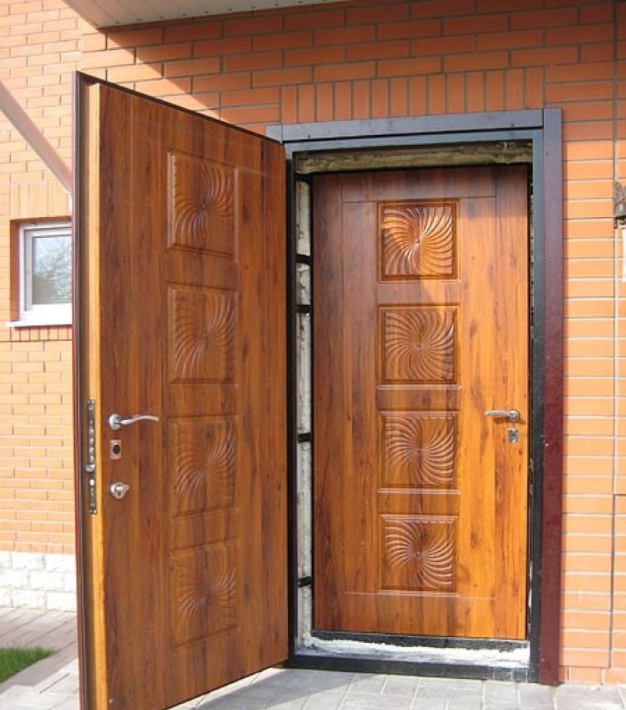 Преимущества двойных дверных конструкций, советы по выбору на входе в дом или квартиру