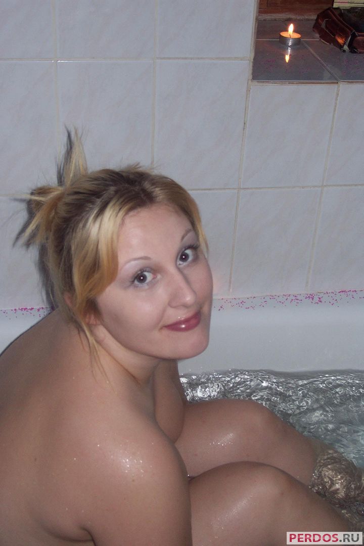 Жена моется в ванной 52