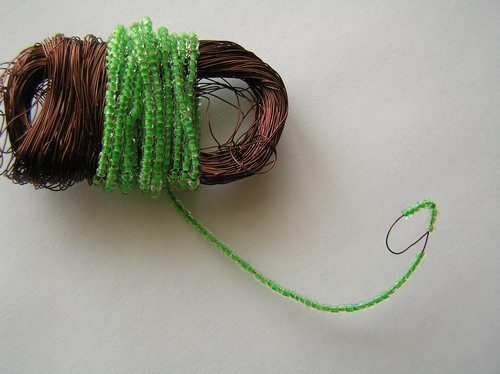 Процесс плетения кактуса из бисера