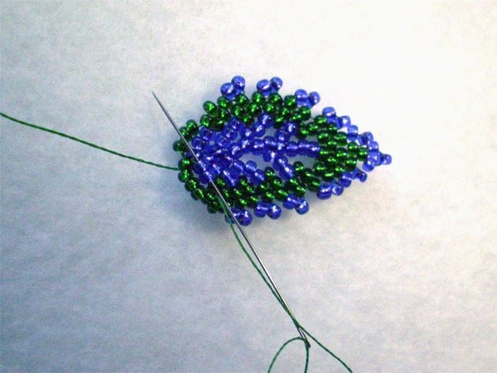 плетем листья из бисера
