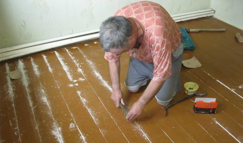 На снимке зачистка щелей деревянного пола для укладки линолеума