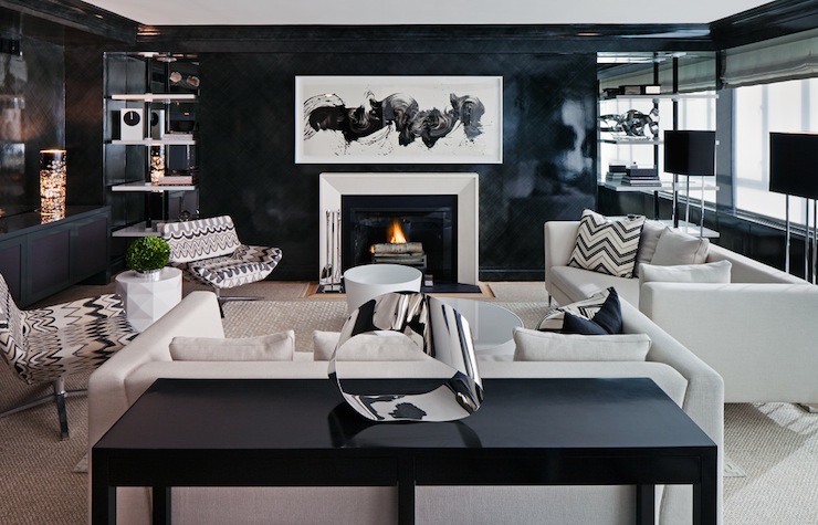 Чёрно-белая гостиная с разной мягкой мебелью