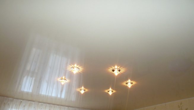 Точечные светильники в глянцевом потолке