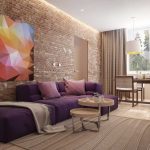 Современная идея гостиной 20 кв.м. с лиловым диваном