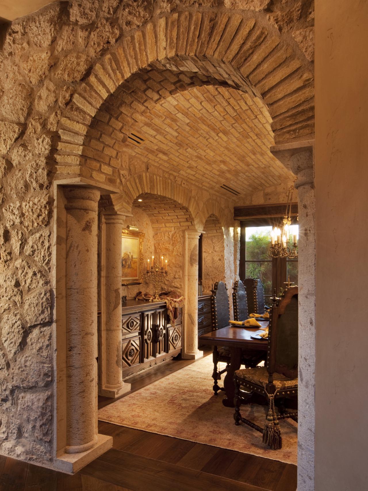 Дизайн коридора с аркой каменной