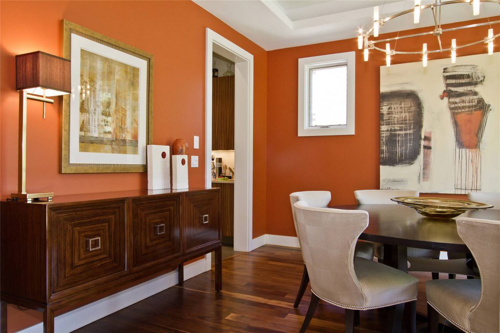 Сочетание оранжевого, коричневого и белого цветов в гостиной