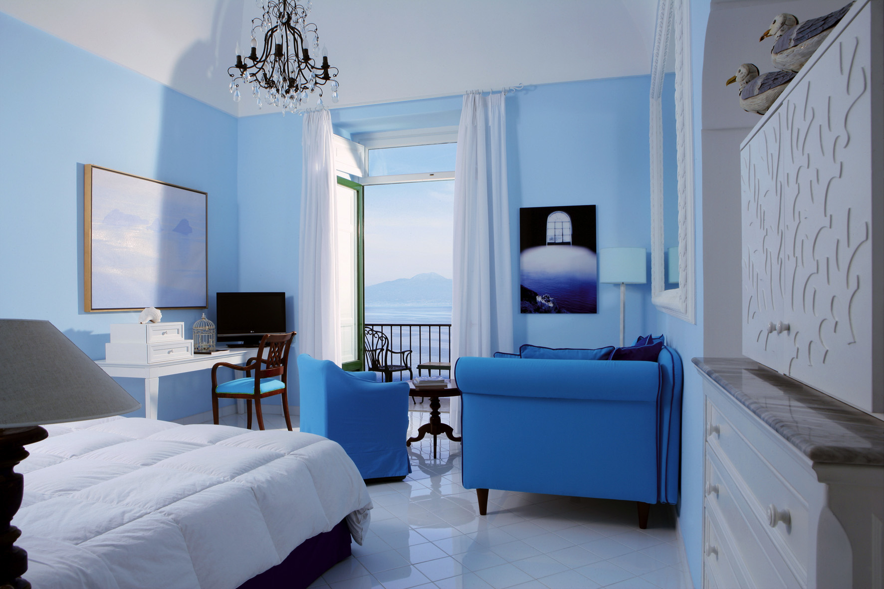Синий, голубой и белый цвета в спальне