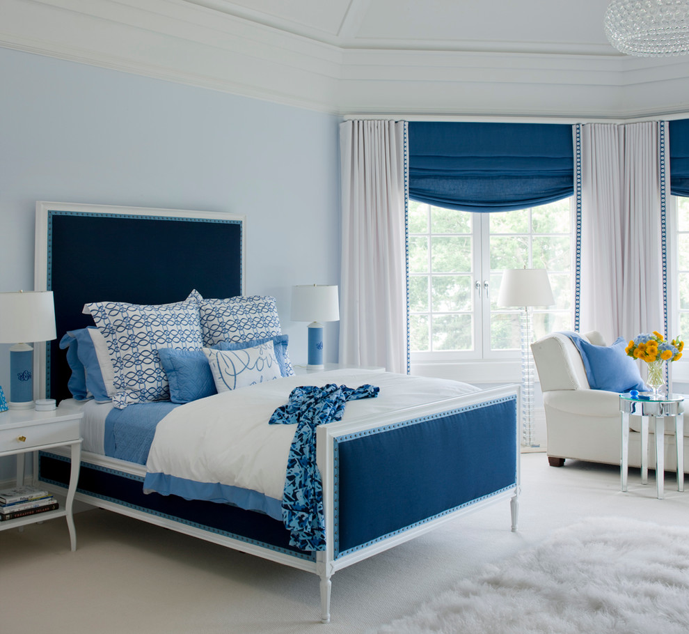 Спокойный синий, голубой и белый цвета в спальне