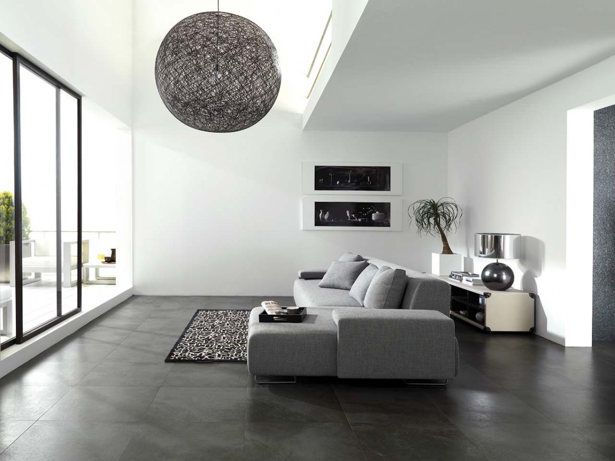 Большой серый диван в гостиной в стиле минимализм