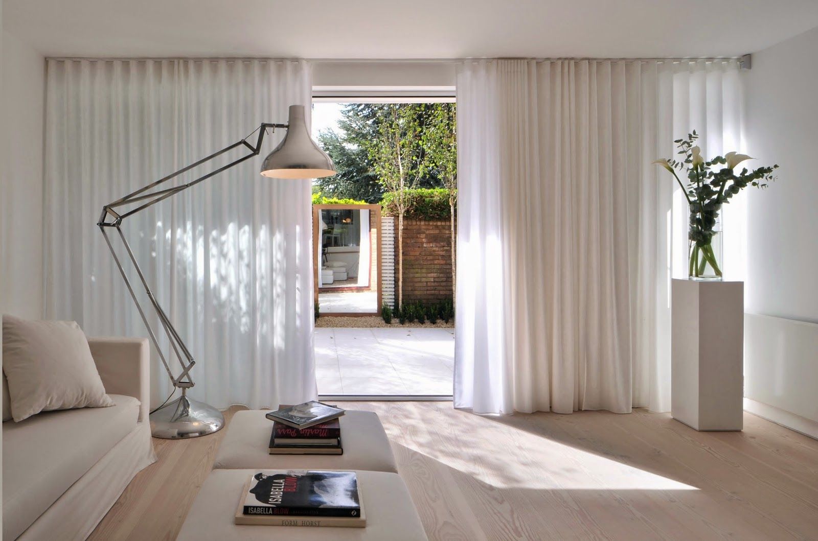 Бежево-белая гостиная в стиле минимализм с большими окнами