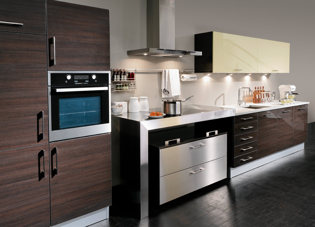 Венге, черный, серебристый и бежевый цвета на кухне в стиле модерн