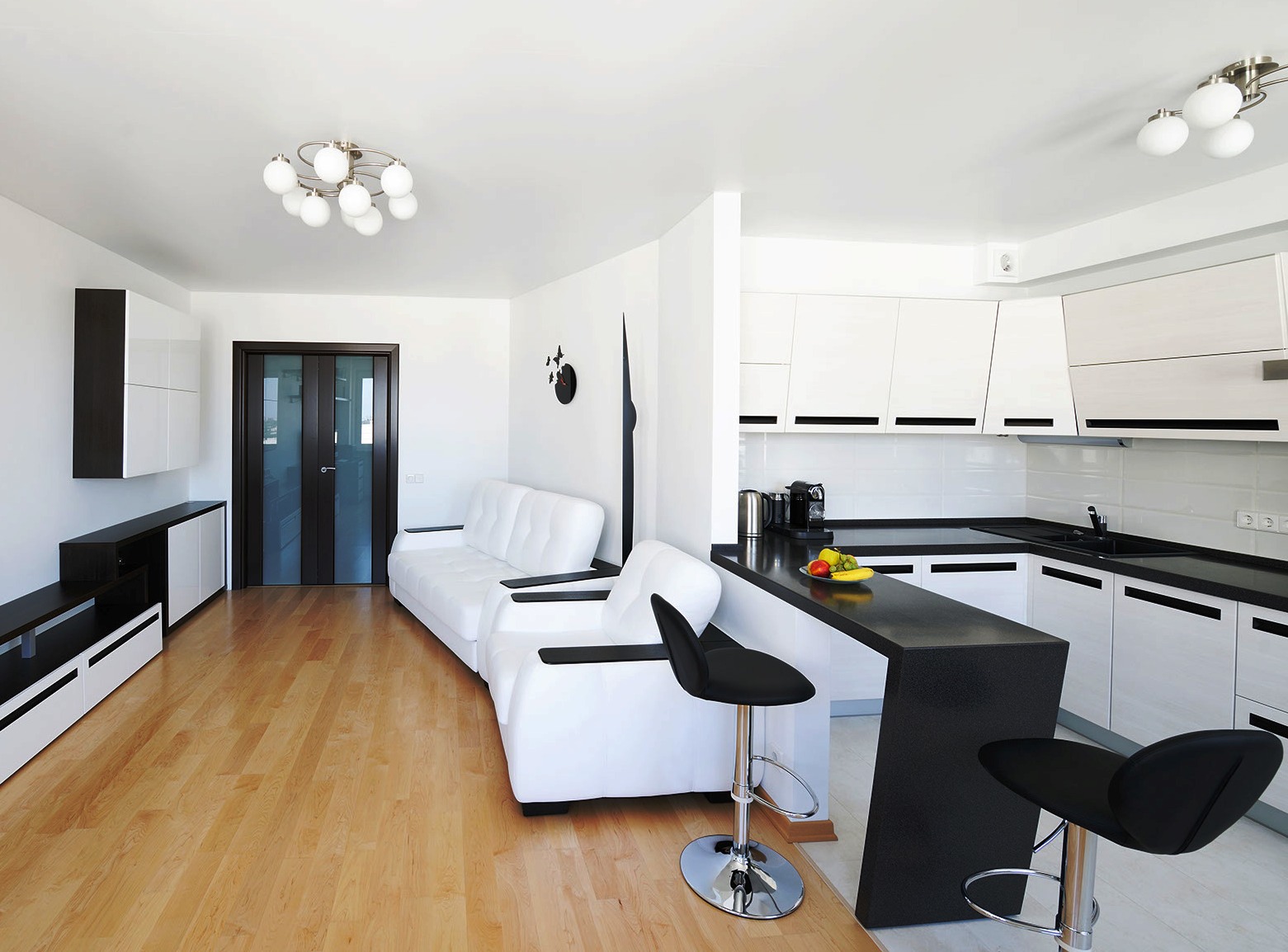 Черно-белая мебель в гостиной-кухне