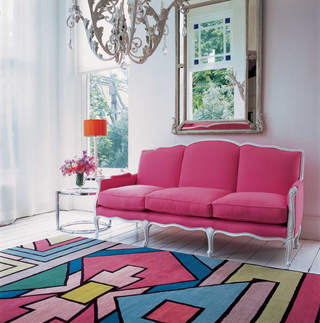 Розово-белый диван и ковер с розовыми акцентами в светлой гостиной