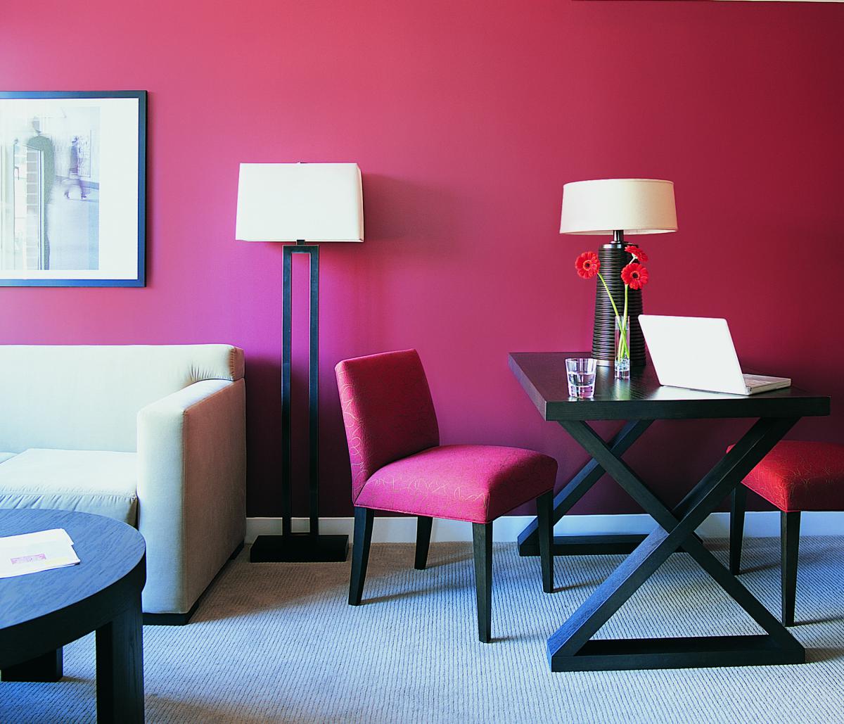 Стена насыщенного розового цвета в интерьере гостиной