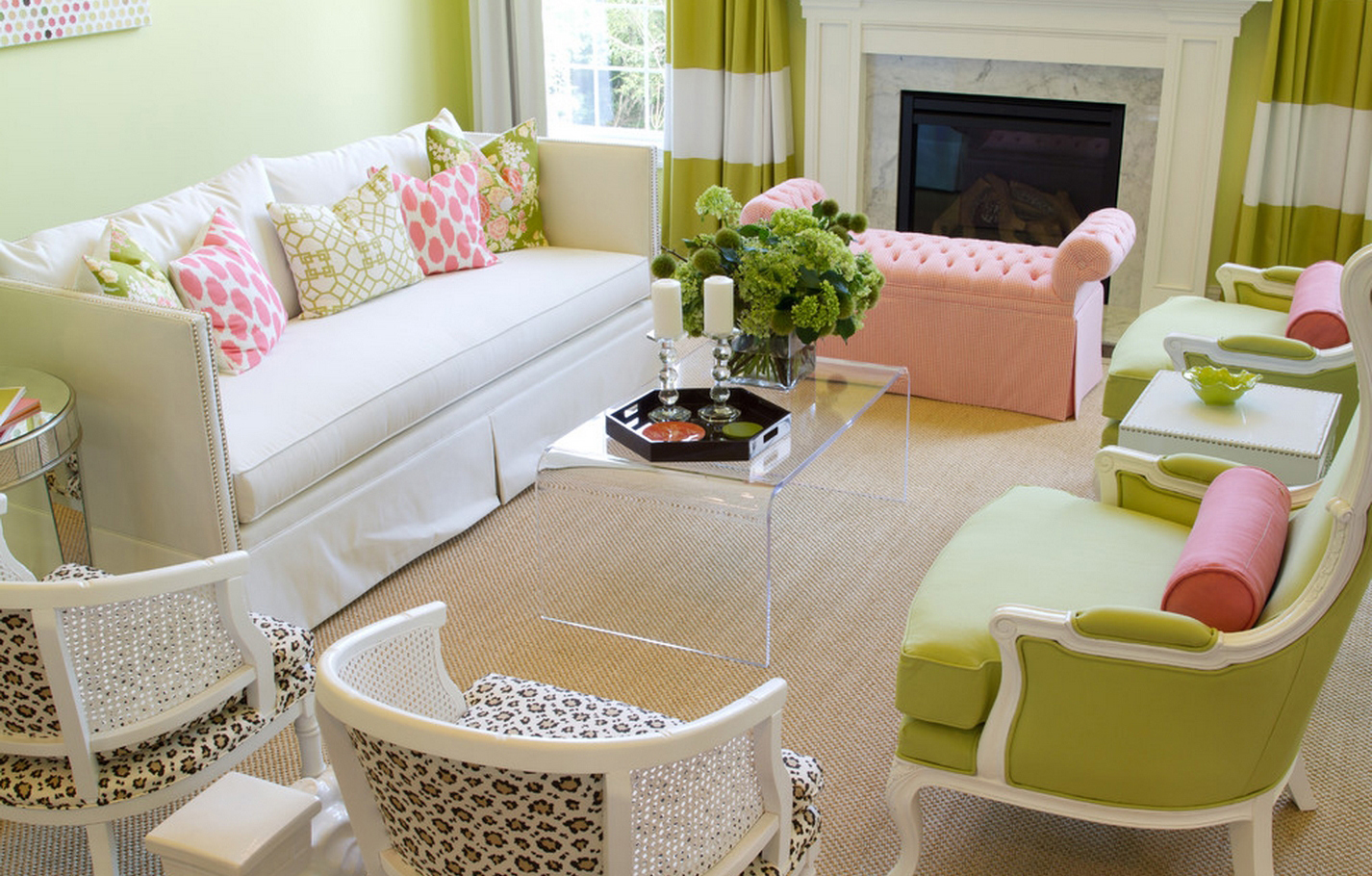 Розовый, салатовый, белый и бежевый цвета в гостиной
