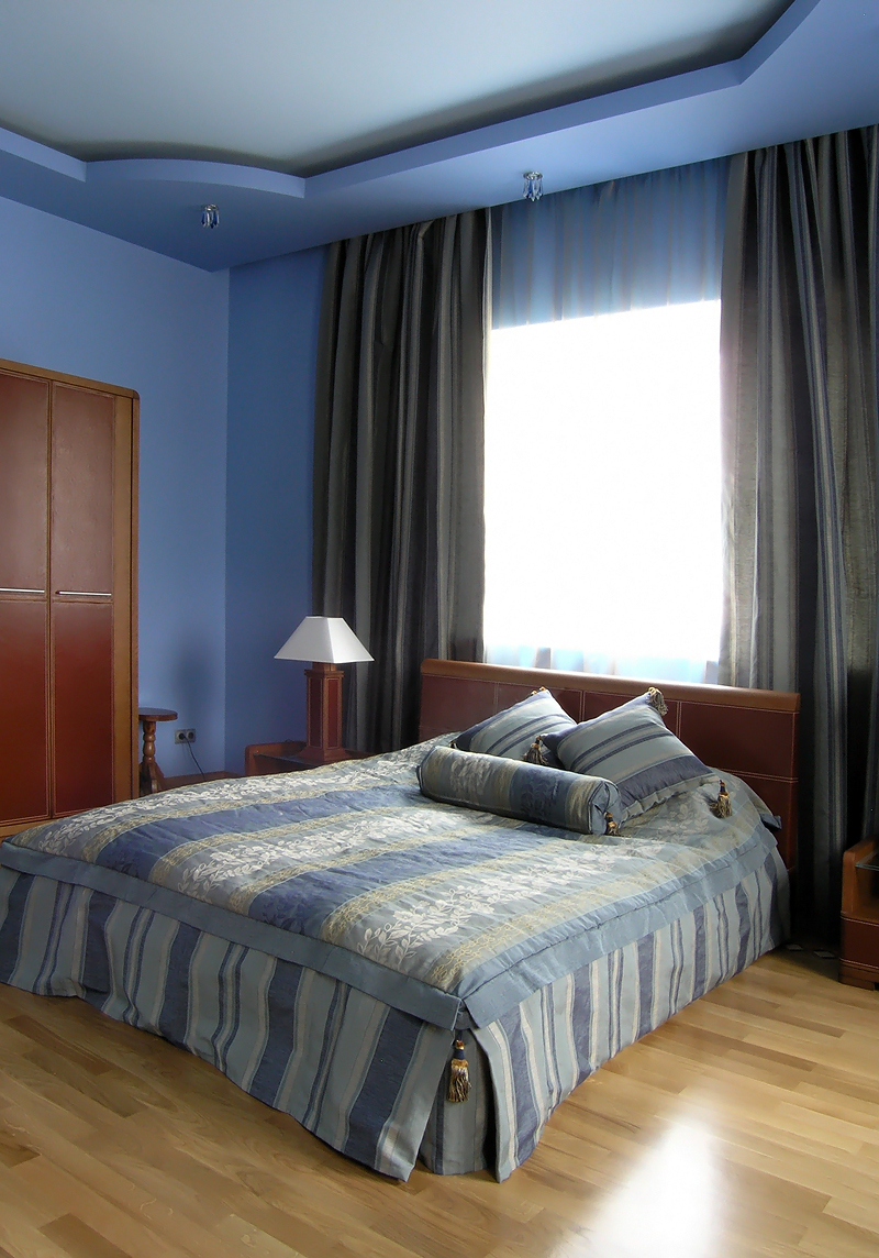 Коричнево-синяя спальня