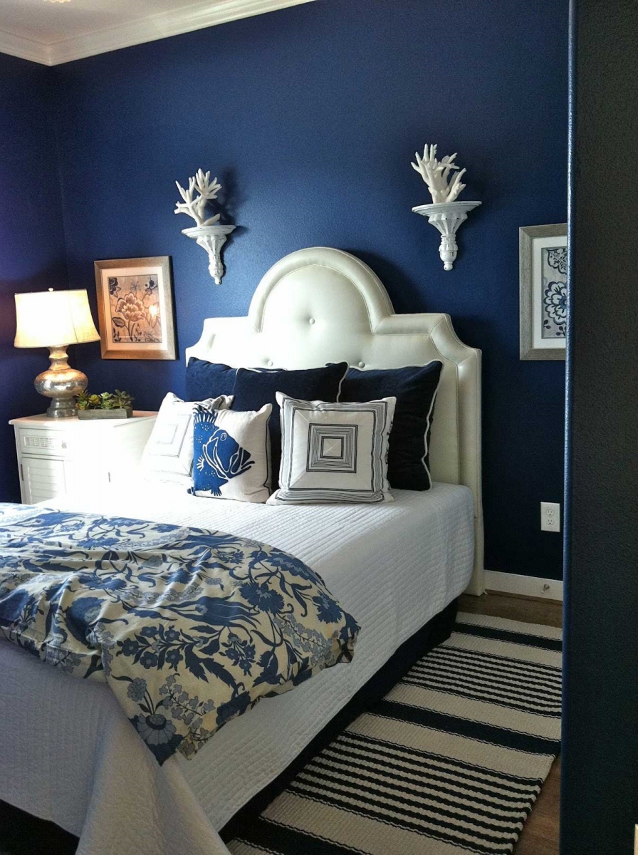 Стильная сине-белая спальня