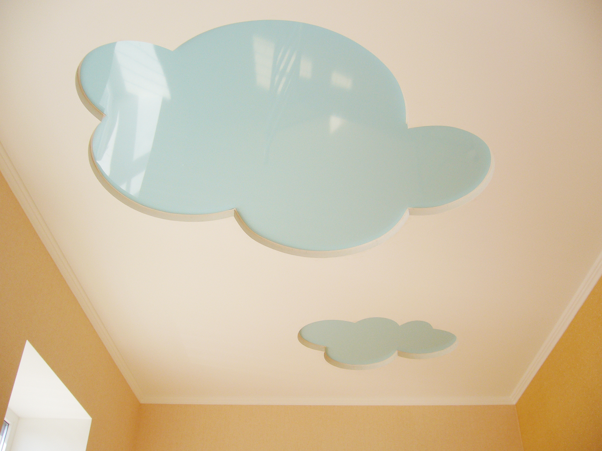 Двухуровневый потолок с облаками в детской