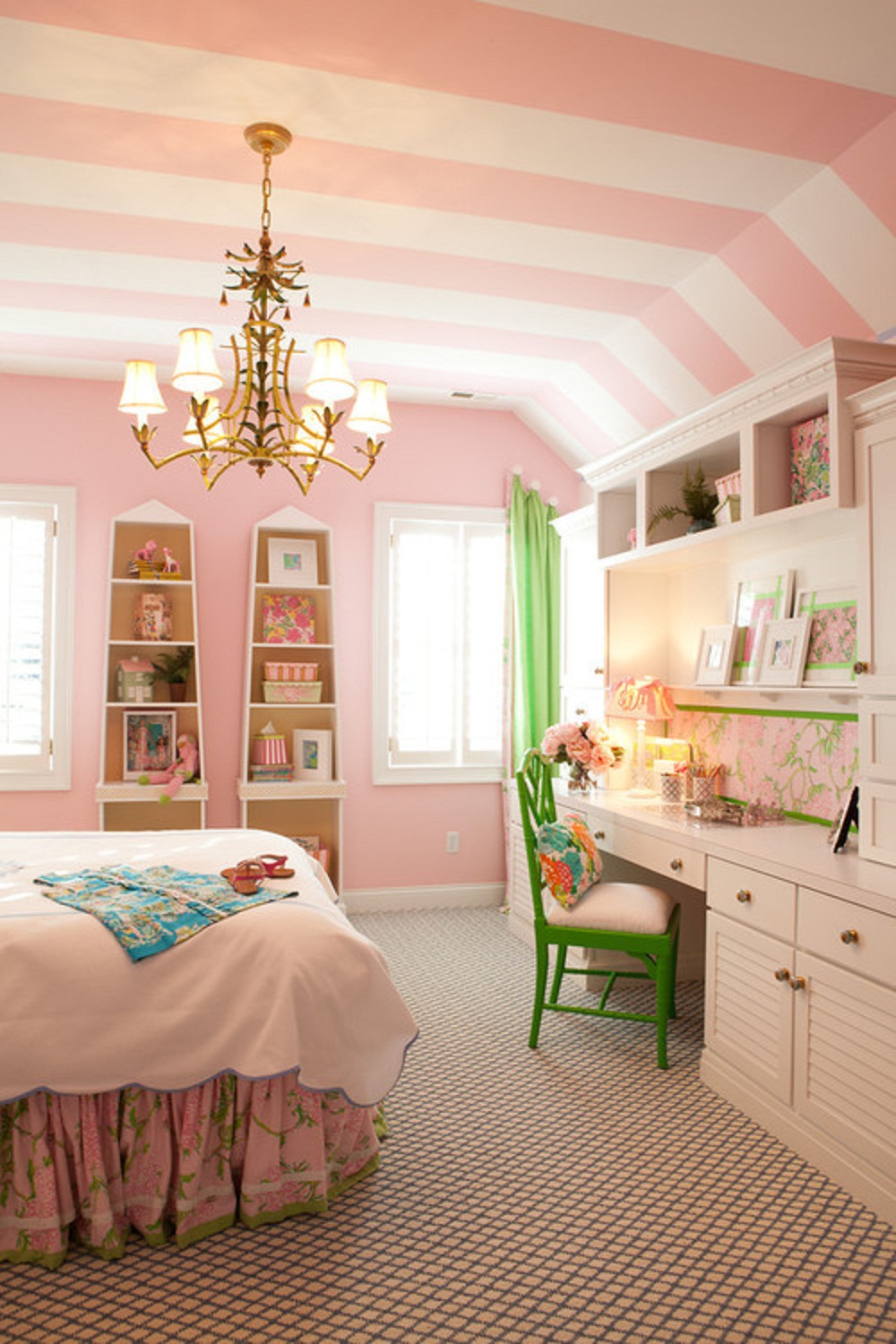 Полосатый бело-розовый потолок в детской