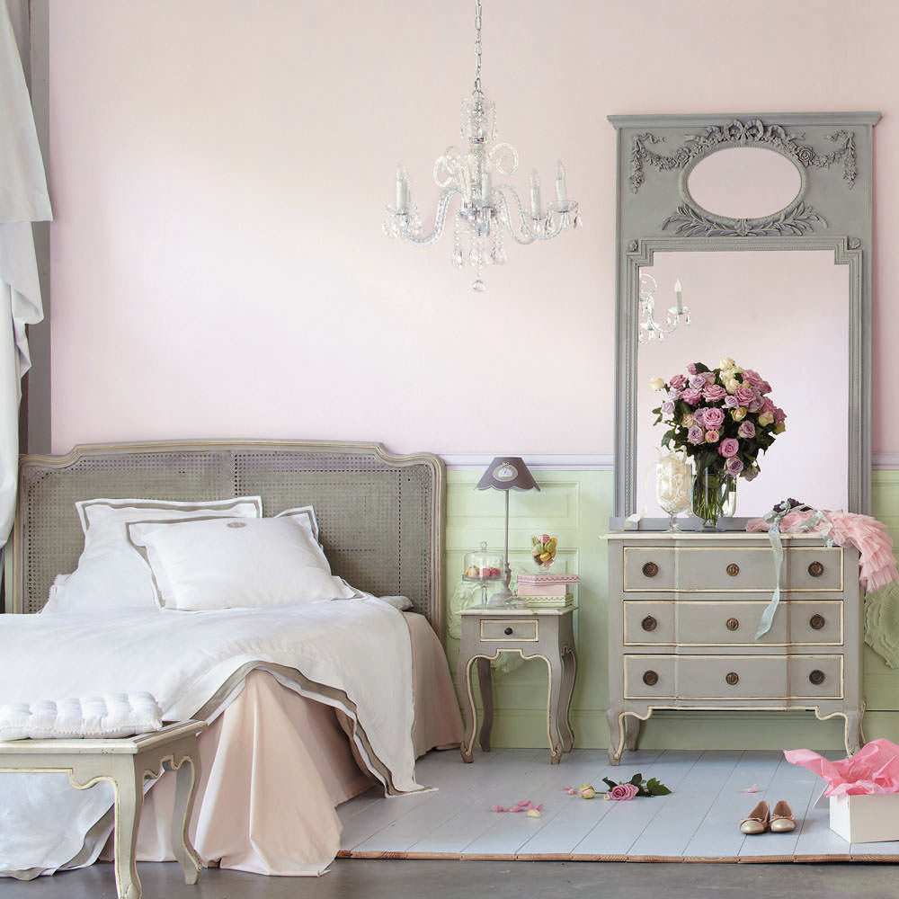 Спальня в пастельных тонах с розовыми стенами