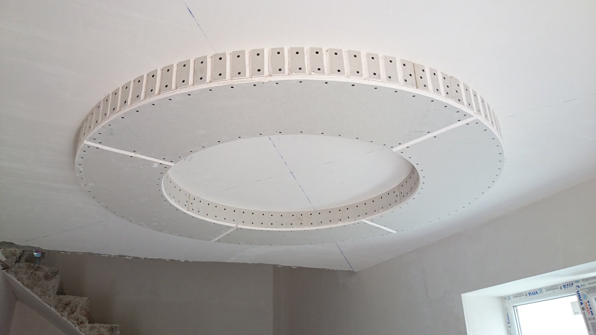 Подвесной потолок из гипсокартона с круглым элементом