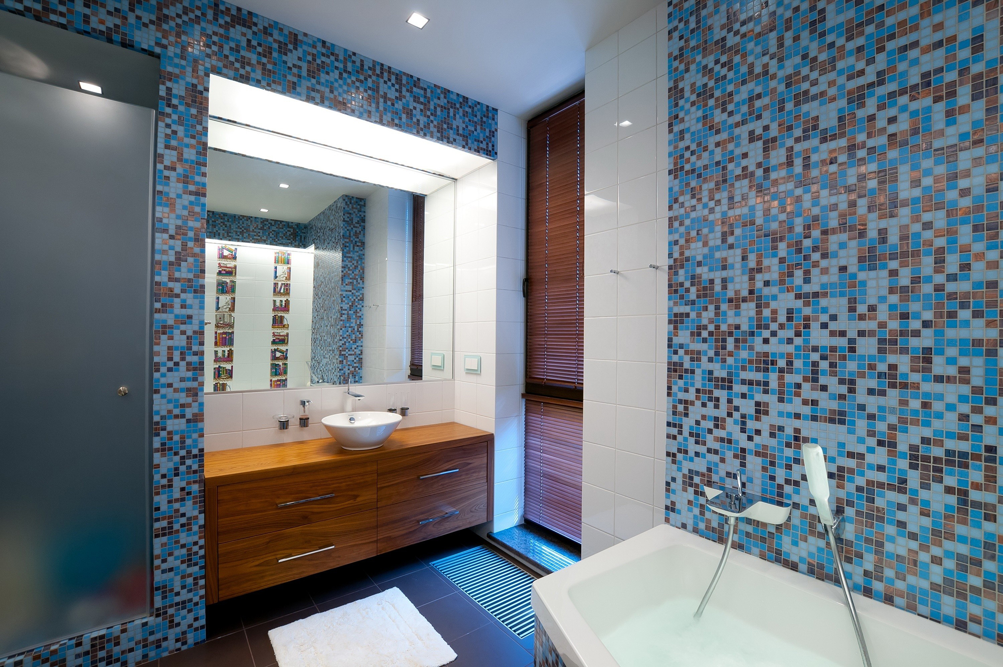 Мозаика в синих тонах в ванной