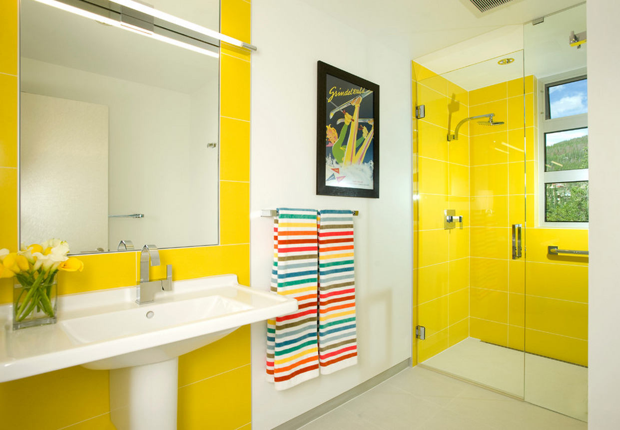 Бело-желтая ванная комната