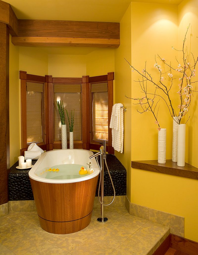 Уютная ванная с желтыми стенами