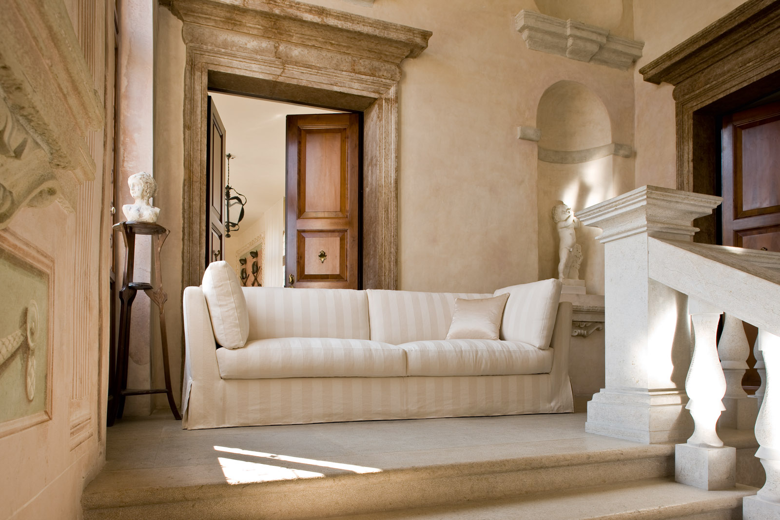 Полосатый диван в классическом стиле