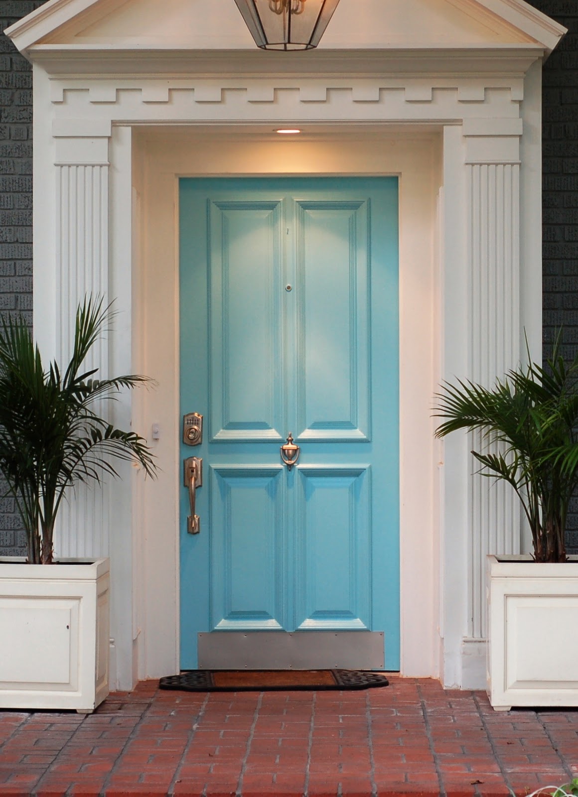 Входная дверь голубого цвета