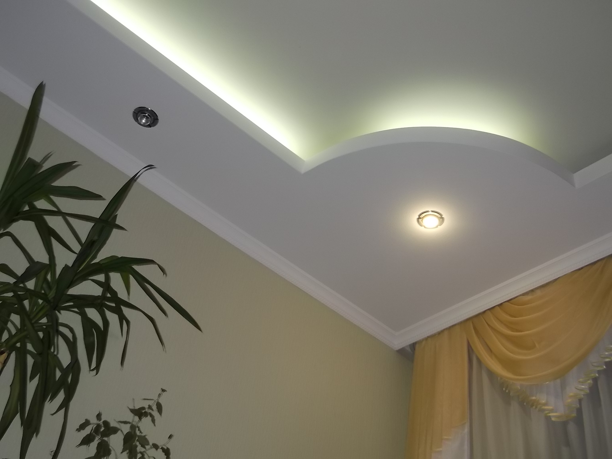 Фигурный потолок с подсветкой