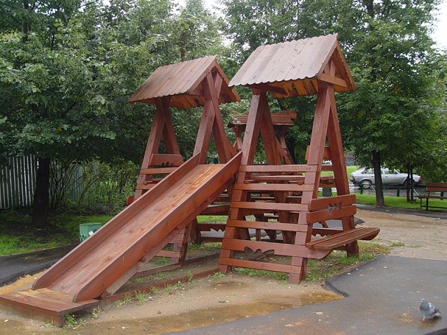 Деревянный детский городок с горкой