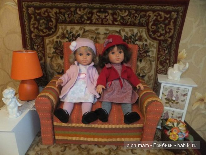 Куклы Ллоренс на диване