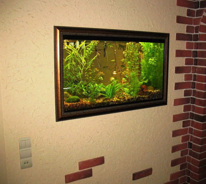 аквариум-картина в современной квартире