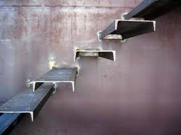 Лестничный каркас в виде бетонированного швеллера