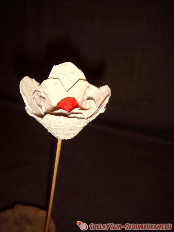 Розы из бумажного лотка для яиц
