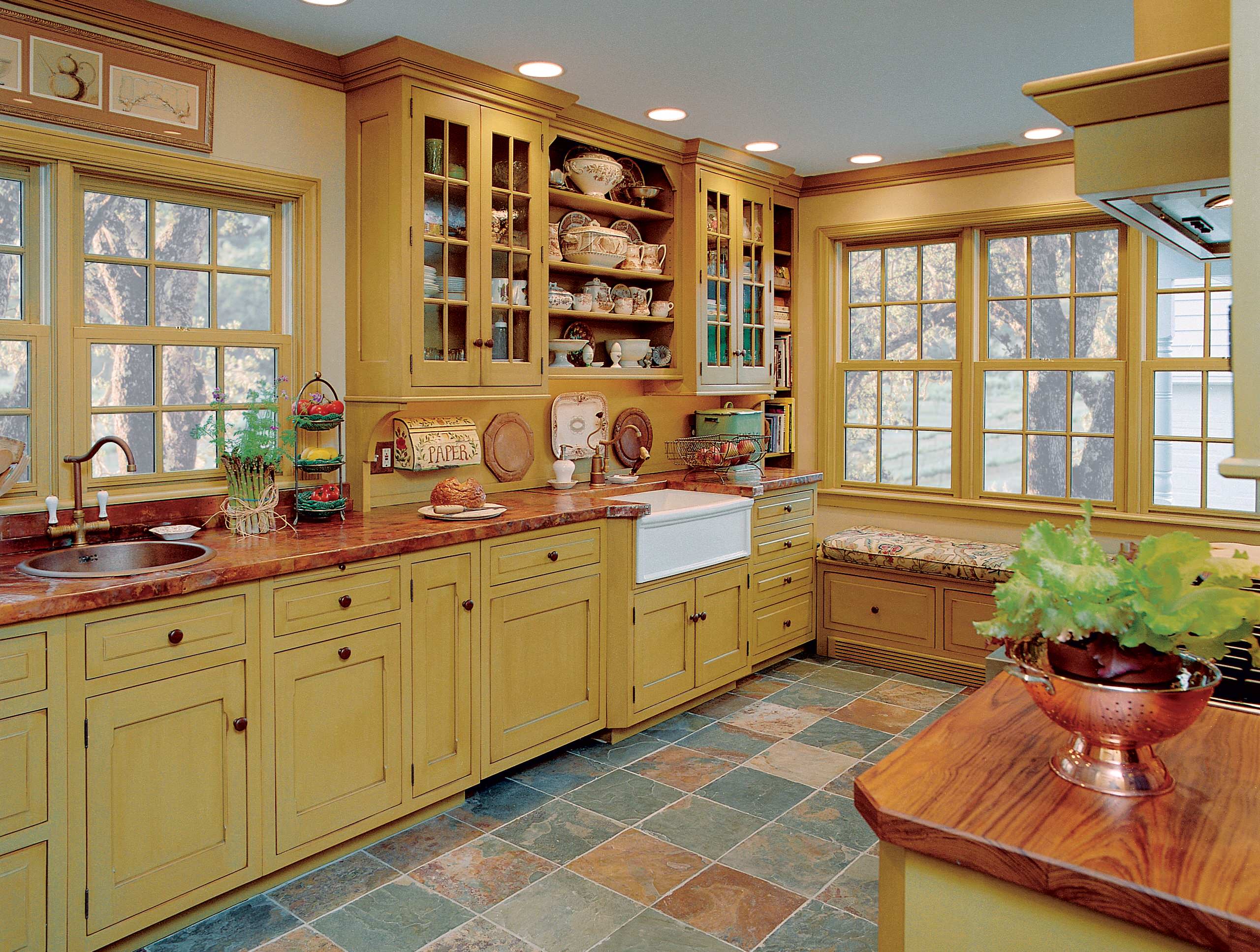 Сделай кухню теплый. Желтая кухня Кантри. Желтая деревянная кухня. Отделка стен на кухне. Кухня в стиле Кантри желтая.