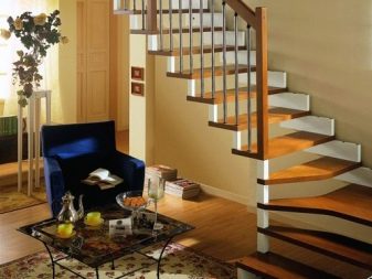 Выбор отделки для лестниц в загородном доме  