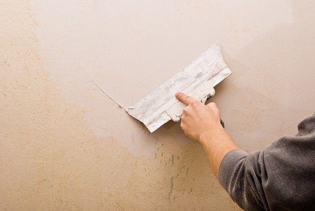 Если стена не имеет значительных дефектов, и ее выравнивание сводится в большей степени к выглаживанию поверхности, то можно обойтись только шпатлевкой