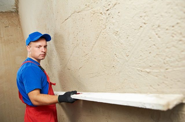 Оштукатуривание применяется при фасадных работах, и в тех случаях, когда на стене имеются значительные перепады уровня