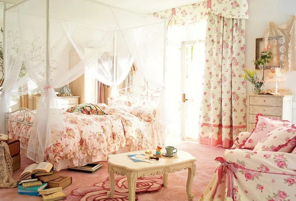 Для романтичных и классических интерьеров отлично подойдут шторы с цветами