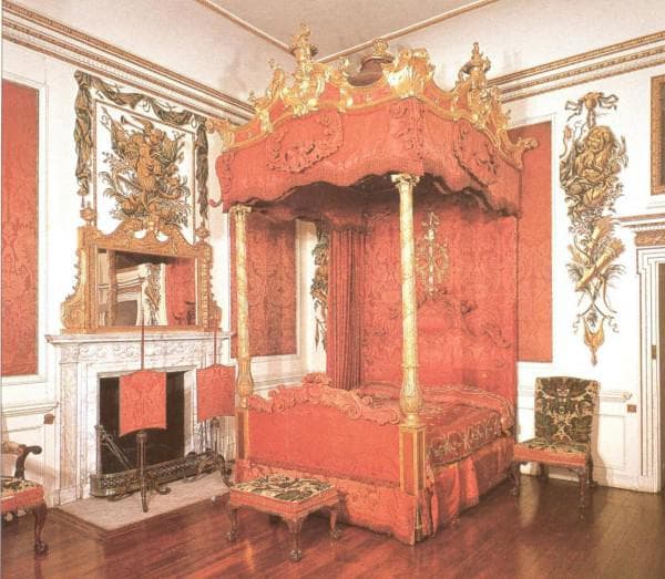 старинная спальня в стиле рококо