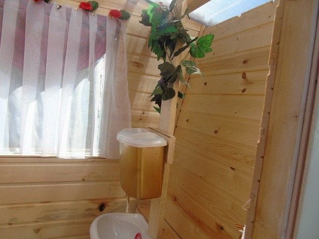 Оригинальный дачный туалет в виде кареты